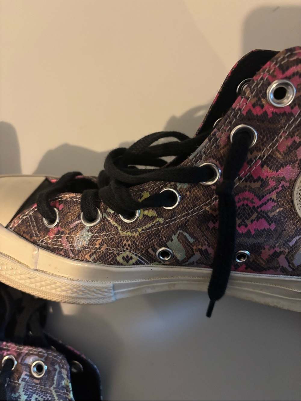 Converse High-Top Sneakers in Black with Multicolor Snake-Print Women’s Size 7.5 - Picture 5 of 10